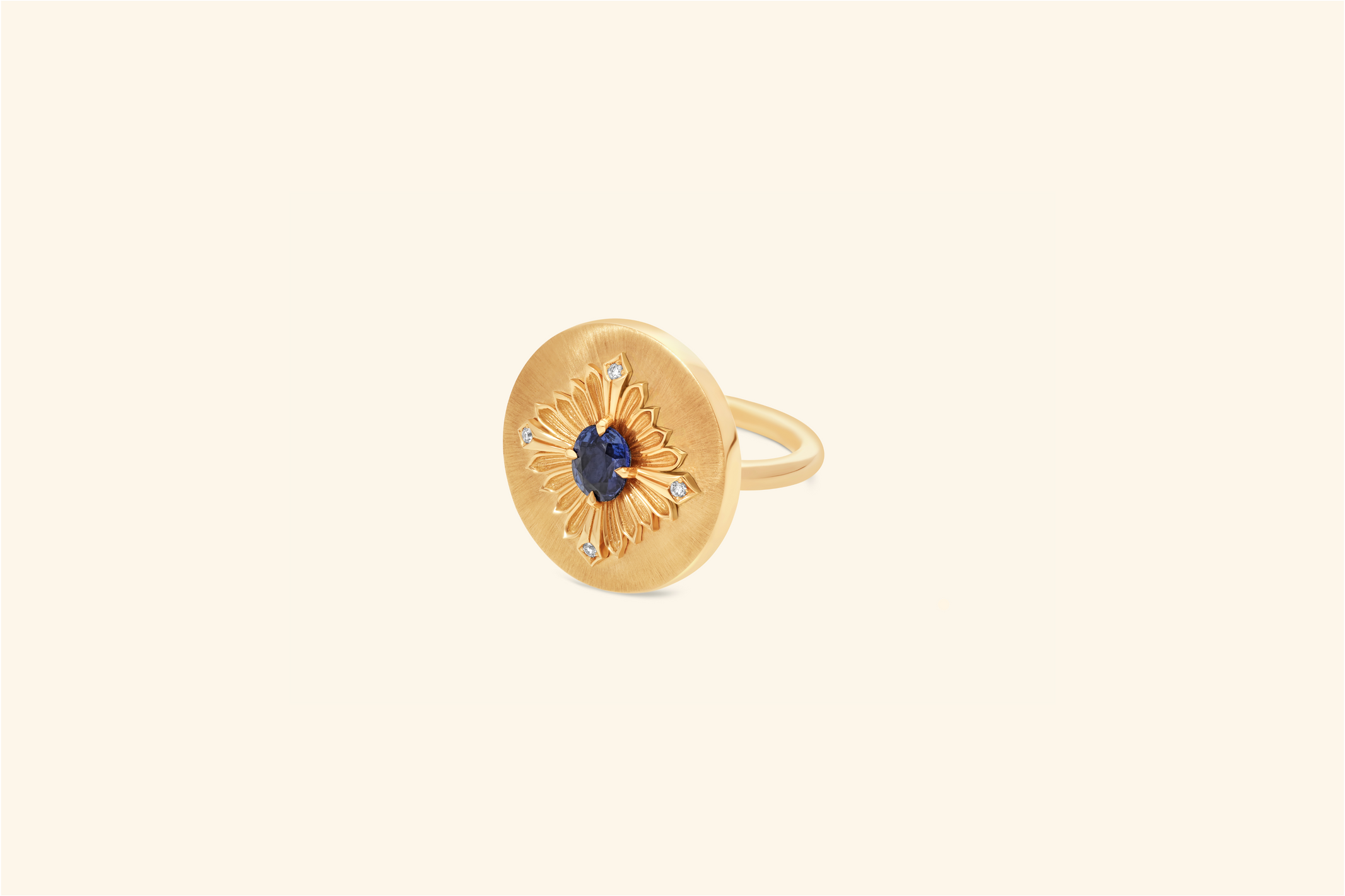 Tag ring, yellow gold, sapphire and diamonds